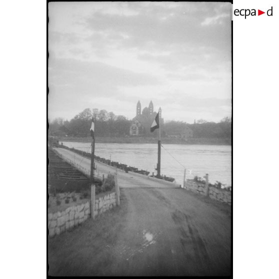 Pont flottant construit par le 101e RG à Spire. [description provisoire]