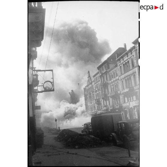 Explosion et effondrement d'un bâtiment dans une rue de Karlsruhe. [description provisoire]
