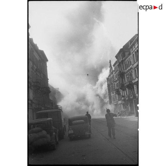 Explosion et effondrement d'un bâtiment dans une rue de Karlsruhe. [description provisoire]