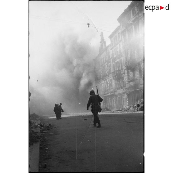 Explosion et effondrement d'un bâtiment dans une rue de Karlsruhe. [description provisoire]