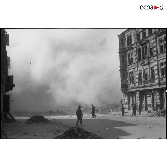 Explosion et effondrement d'un bâtiment dans une rue de Karlsruhe. [description provisoire]