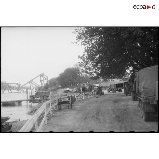 Franchissement du Rhin à Spire par des convois de véhicules des troupes françaises. [description provisoire]