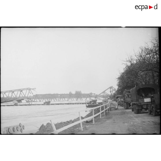 Franchissement du Rhin à Spire par des convois de véhicules des troupes françaises. [description provisoire]