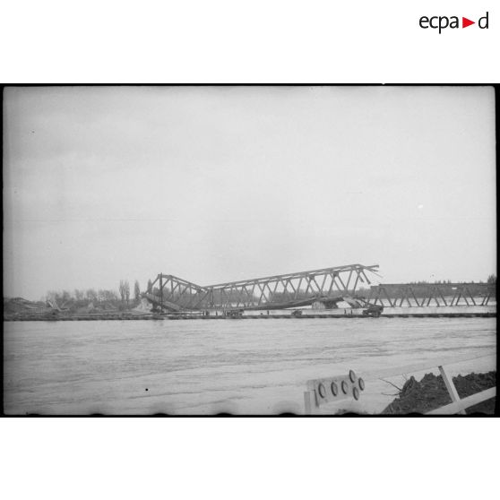 Franchissement du Rhin à Spire par des convois de véhicules des troupes françaises. [description provisoire]