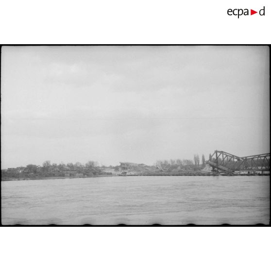 Franchissement du Rhin à Spire par des convois de véhicules des troupes françaises. [description provisoire]