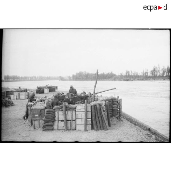 Défense anti-aérienne du pont flottant sur une berge du Rhin à Spire. [description provisoire]