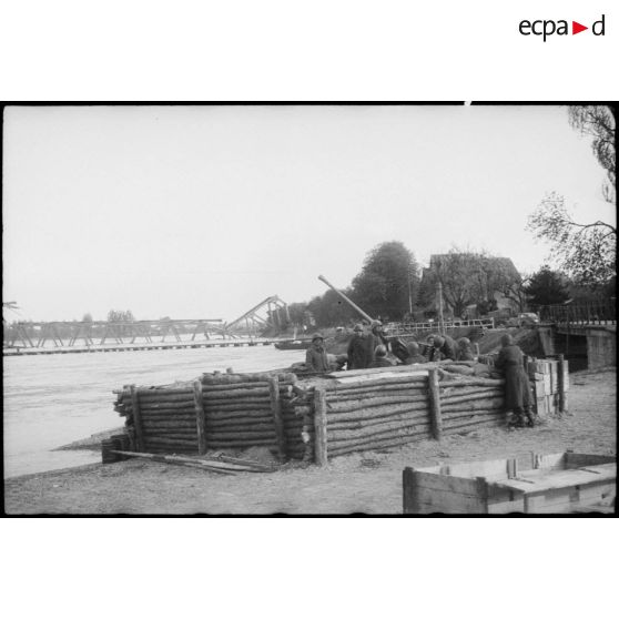 Défense anti-aérienne du pont flottant sur une berge du Rhin à Spire. [description provisoire]
