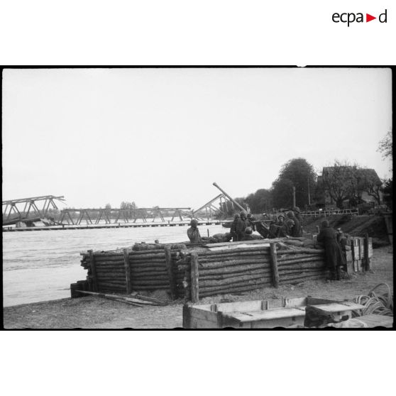 Défense anti-aérienne du pont flottant sur une berge du Rhin à Spire. [description provisoire]