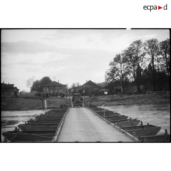 Franchissement du Rhin à Spire par des convois de véhicules des troupes françaises. [description provisoire]