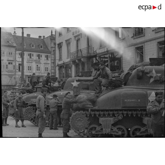 Le 1er RC de la 5e DB sur la place du marché à Karlsruhe. [description provisoire]