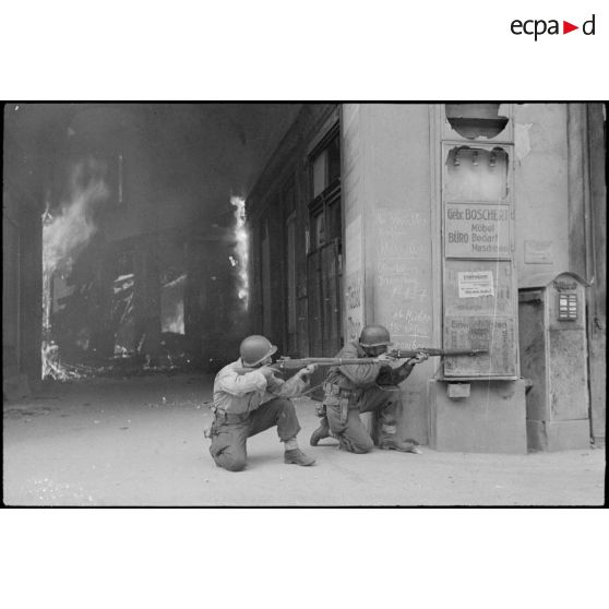 Deux fantassins dans Karlsruhe. [description provisoire]