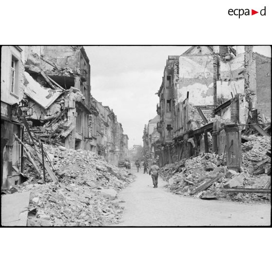 Patrouilles dans les rues de Karlsruhe. [description provisoire]