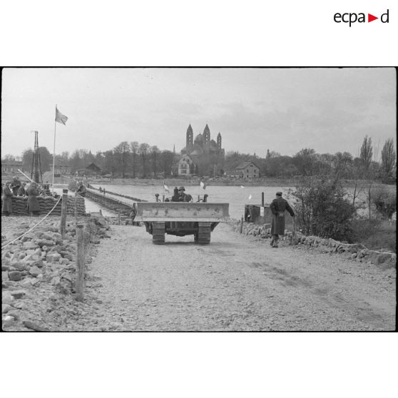 Pont provisoire sur le Rhin à Spire. [description provisoire]