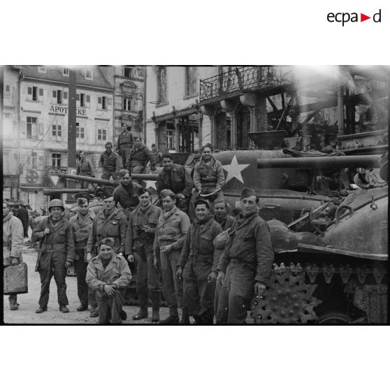 Un détachement du 1er RC de la 5e DB sur la place du marché à Karlsruhe. [description provisoire]