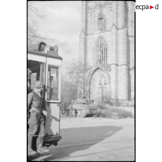 Troupes de la 1re armée dans Karlsruhe. [description provisoire]