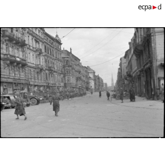 Unités de la 1re armée dans Karlsruhe. [description provisoire]