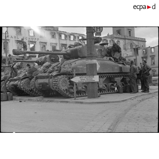 Un détachement du 4e escadron du 1er RC de la 5e DB dans Karlsruhe. [description provisoire]