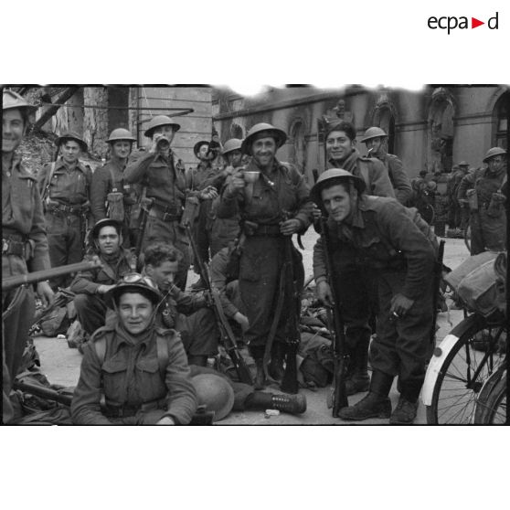 Soldats de la 9e DIC dans Karlsruhe. [description provisoire]