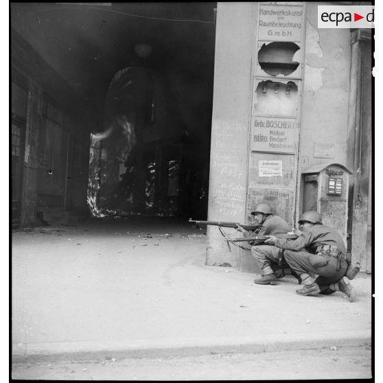 Deux fantassins de la 1re armée dans Karlsruhe. [description provisoire]