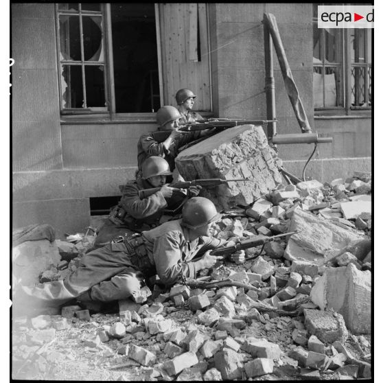 Fantassins postés dans les décombres de Karlsruhe. [description provisoire]