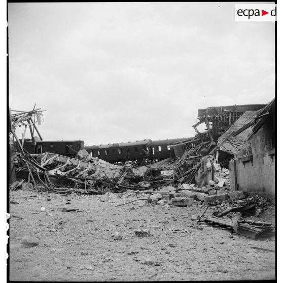 Un train et un bâtiment détruits dans Karlsruhe. [description provisoire]