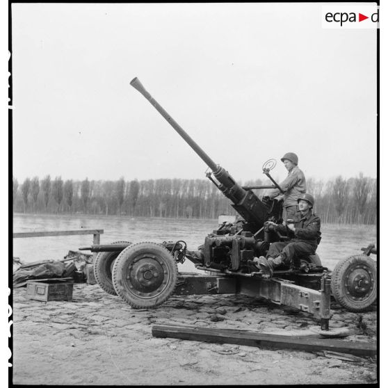 Batterie de DCA sur les bords du Rhin. [description provisoire]