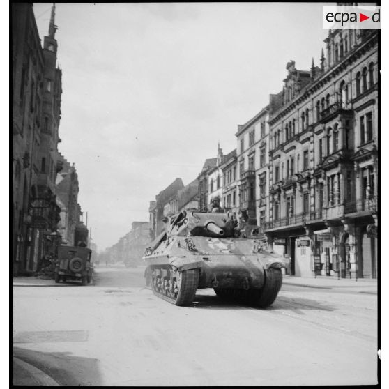 Chasseur de chars dans Karlsruhe. [description provisoire]