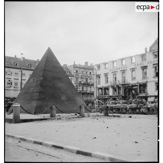 La place du marché de Karlsruhe. [description provisoire]