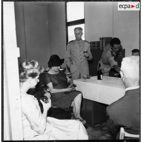 Zeralda. Centre d'estivage saharien des "Sables d'or". Le commandant Besnier remercie madame la maréchale de Lattre de Tassigny de sa visite.