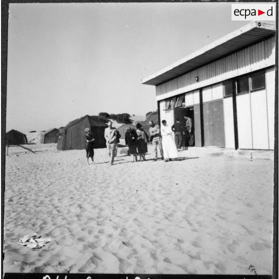 Zeralda. Centre d'estivage saharien des "Sables d'or". Visite des locaux du centre.