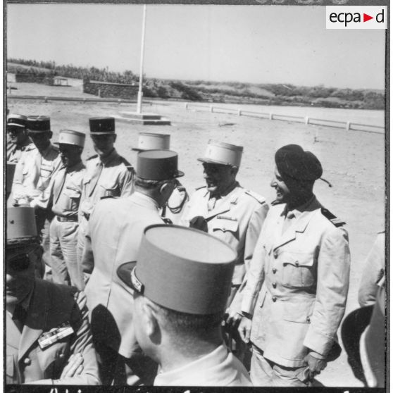 Hussein Dey. Camp du Lido. Le général Dudognon passe en revue les personnalités.