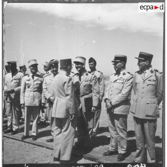 Hussein Dey. Camp du Lido. Le général Dudognon passe en revue les personnalités.