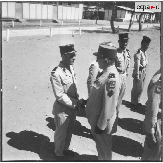 Hussein Dey. Camp du Lido. Le général Dudognon passe en revue les personnalités.