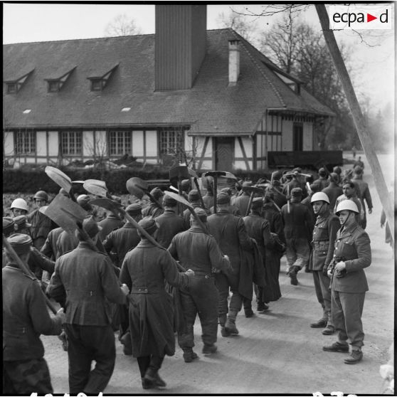 Prisonniers allemands à l' école des cadres de Rouffach. [description provisoire]