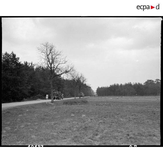 Colonne de blindés progressant vers la ligne Siegfried. [description provisoire]