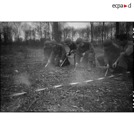 Déminage et pose de mines. [description provisoire]