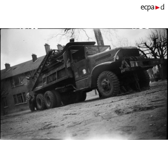 Camion poseur d'éléments de pont Brockway de la 16e cie de pontage du 13e BG. [description provisoire]