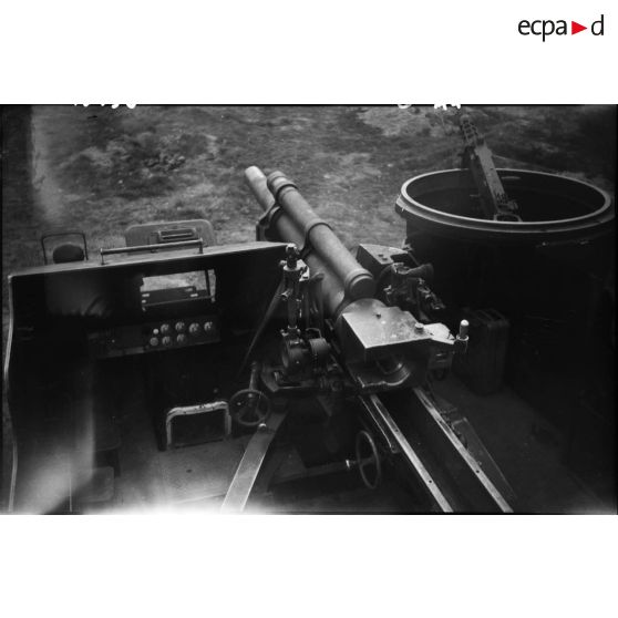 Poste de pilotage d'un obusier M7. [description provisoire]