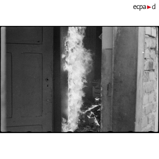 Une habitation en feu à Scheibenhardt. [description provisoire]