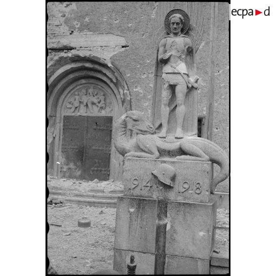 Eglise et monument aux morts de Scheibenhardt. [description provisoire]