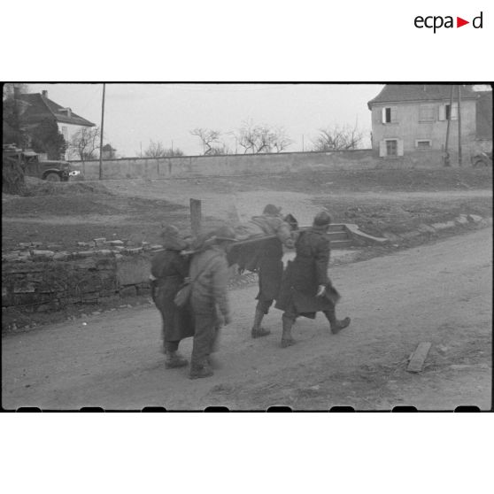 Evacuation d'un blessé dans le village de Scheibenhardt. [description provisoire]