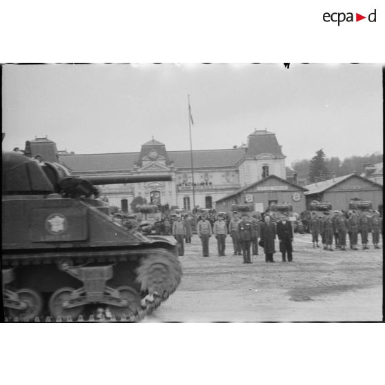 Une cérémonie a lieu sur la place de Verdun à Loches rassemblant les unités constituant le groupement tactique Dio (GTD) de la 2e division blindée (2e DB).