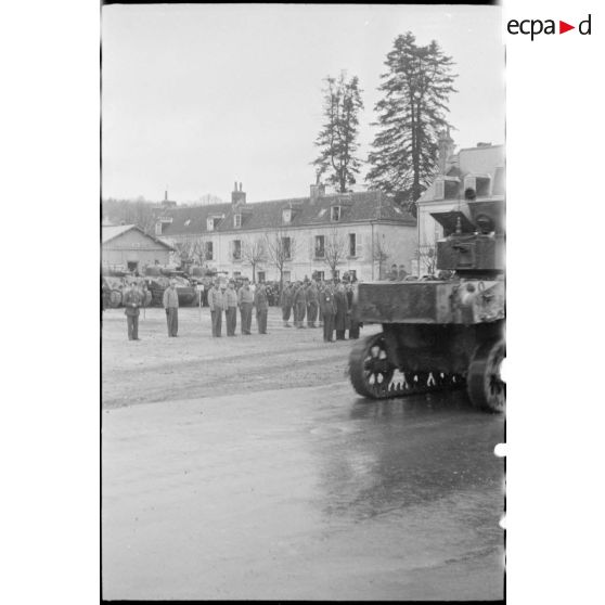 Une cérémonie a lieu sur la place de Verdun à Loches rassemblant les unités constituant le groupement tactique Dio (GTD) de la 2e division blindée (2e DB).