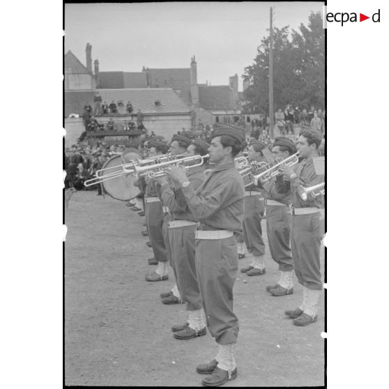 Une cérémonie a lieu sur la place de Verdun à Loches rassemblant les unités constituant le groupement tactique Dio (GTD) de la 2e division blindée (2e DB).