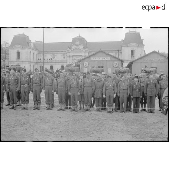 Une cérémonie a lieu sur la place de Verdun à Loches rassemblant les unités constituant le groupement tactique Dio (GTD) de la 2e division blindée (2e DB).