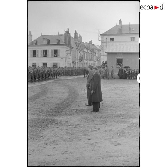 Une cérémonie a lieu sur la place de Verdun à Loches rassemblant les unités constituant le groupement tactique Dio (GTD) de la 2e division blindée (2e DB).