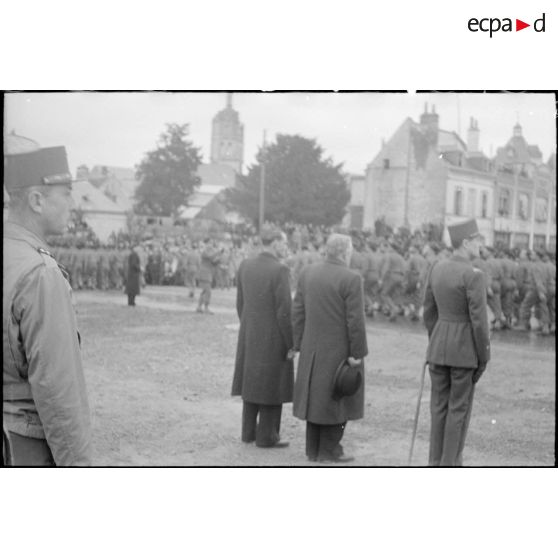 Une cérémonie a lieu sur la place de Verdun à Loches rassemblant les unités constituant le groupement tactique Dio (GTD) de la 2e division blindée (2e DB).