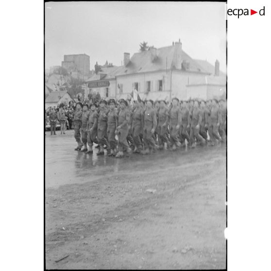 Une cérémonie a lieu sur la place de Verdun à Loches rassemblant les unités constituant le groupement tactique Dio (GTD) de la 2e division blindée (2e DB).