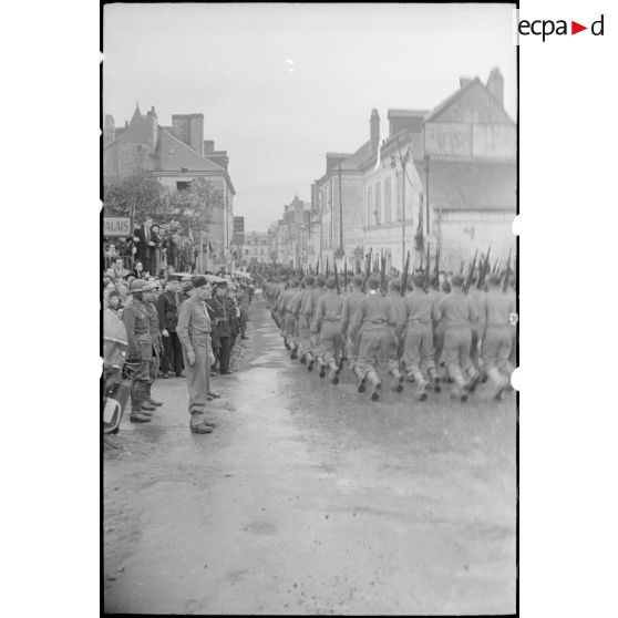 Une cérémonie a lieu sur la place de Verdun à Loches rassemblant les unités constituant le groupement tactique Dio (GTD) de la 2e division blindée (2e DB).