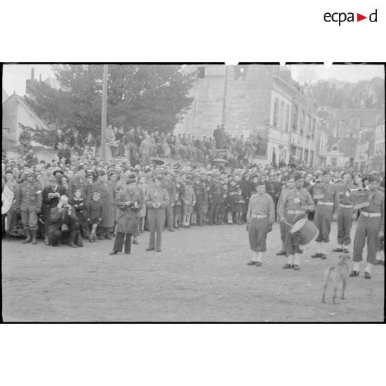 Une cérémonie a lieu sur la place de Verdun à Loches rassemblant les unités constituant le groupement tactique Dio (GTD) de la 2e division blindée (2e DB).